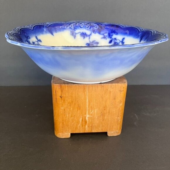 Johnson Brothers St. Louis Blue Flow 9" Scalloped Porcelain Vegetable Bowl - Picture 4 of 7